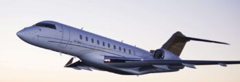 Jet privé Gulfstream G500 décollage au-dessus de la mer