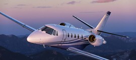 Jet privé Falcon 20 intérieur beige avec nourriture sur la table