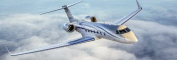 Jet privé Gulfstream G500 décollage au-dessus de la mer