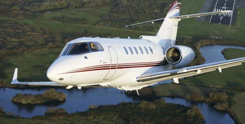 Jet privé Hawker Beechcraft en vol