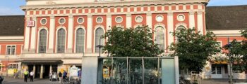 בית האמנים: Bâtiment historique en pierre avec menorah