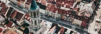 Vue panoramique sur la ville, mur historique avec montagnes.