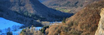Auch, village pittoresque reflété dans la rivière paisible.