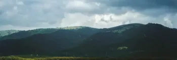 Snowboarder sautant en l'air sur une rampe enneigée.